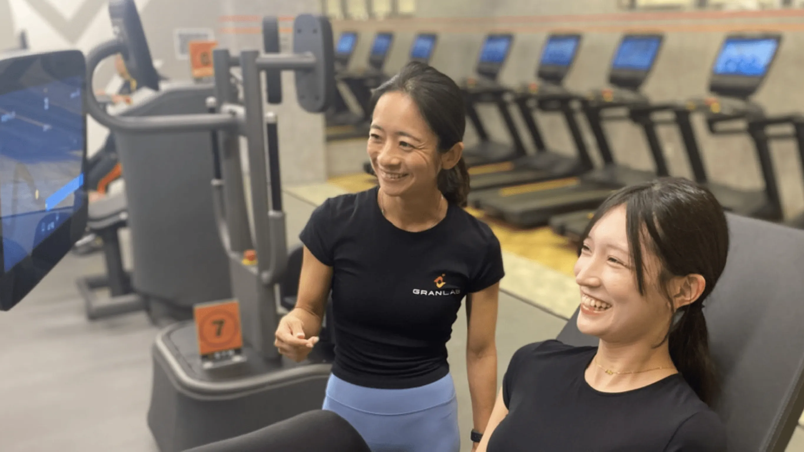 トレーニングする女性とスタッフ