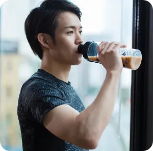 ドリンクを飲む男性