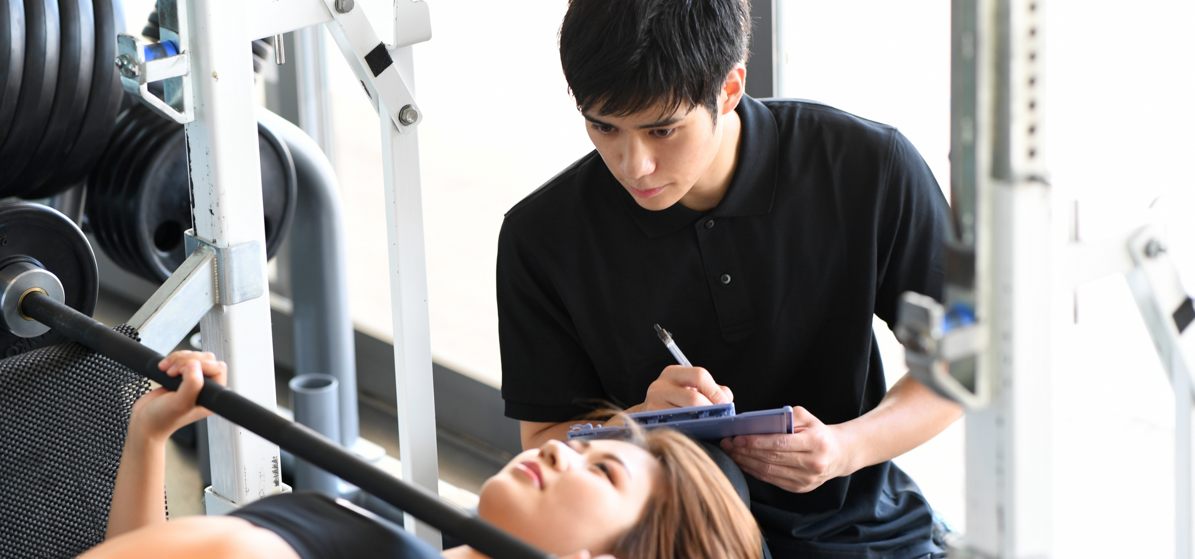 トレーニングをしている女性と男性